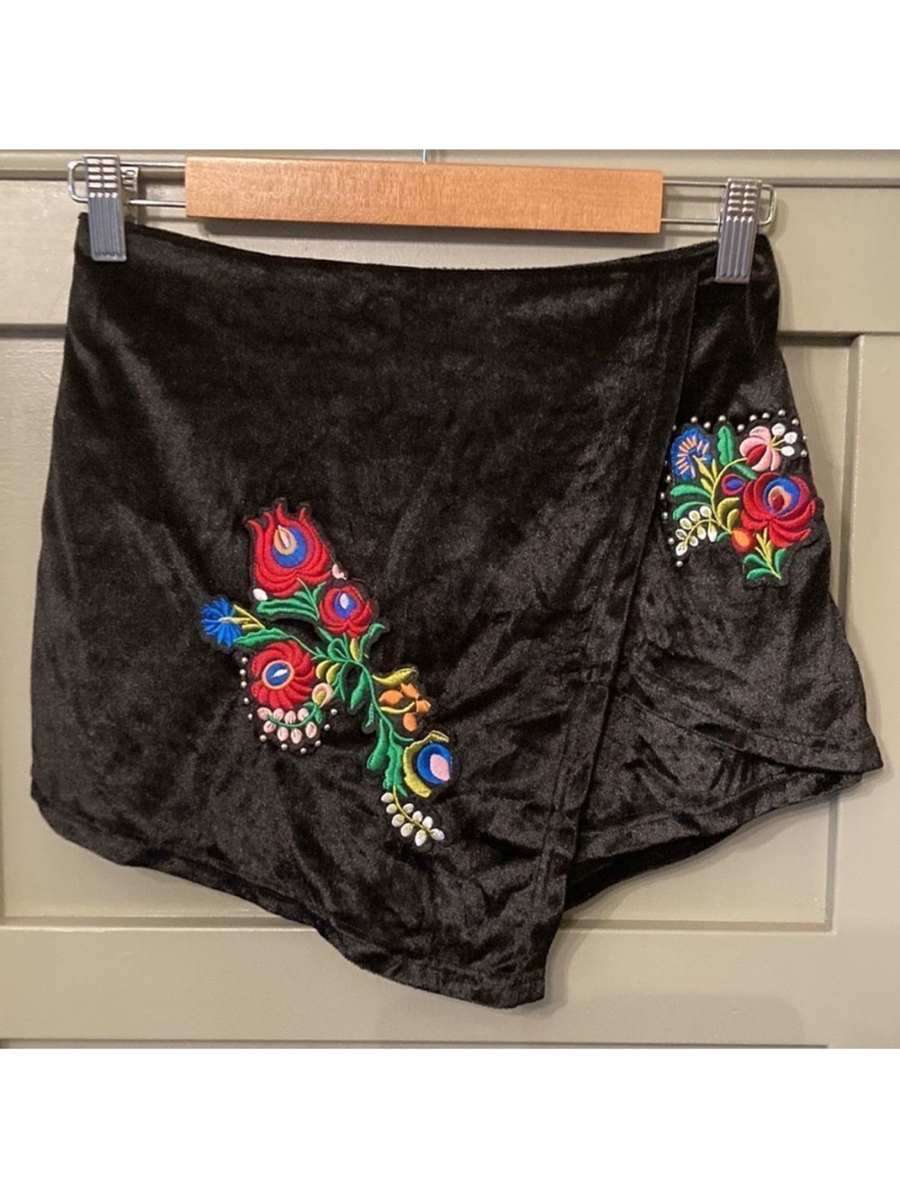 L'atiste By Amy Black Velvet Floral Embroidered Skort & Crop Top Set Size Small - Picture 9 of 15